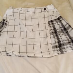Rue21 Women's Medium Preppy Pleated Window Pane Plaid Black and White Wrap Skirt